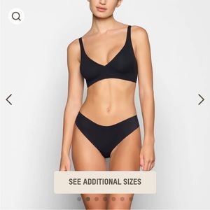 SKIMS NAKED PLUNGE BRA NWT XS
